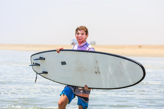 Jugendlicher mit Surfbrett
