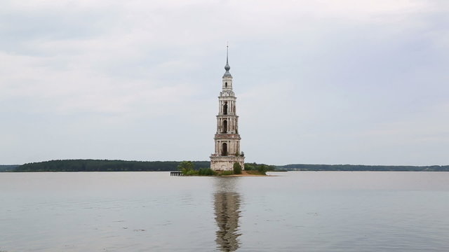 Famous Flooded Belfry on the Volga river in Kalyazin, Russia, zo