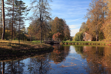 Fototapeta na wymiar Cottage in the autumn park