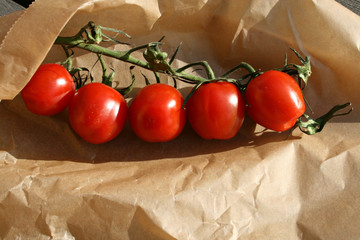 nachhaltige verpackung kein plastik tomatenrispe tomaten natur