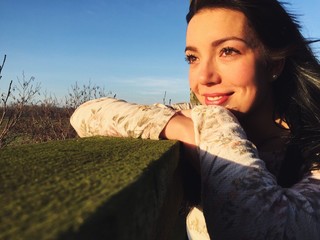 junge Frau lächelt zufrieden