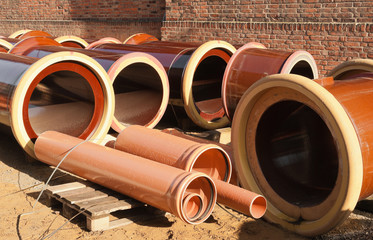 Kanalrohre aus Ton und aus Kunststoff