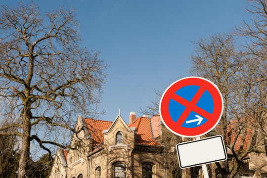 Absolutes Halteverbot - blattlose B&auml;ume - blauer Himmel