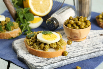 Sandwiches with green peas paste and boiled egg