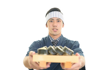 微笑む寿司職人