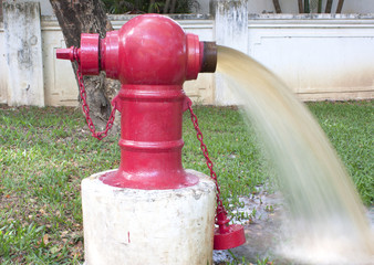 Obraz premium powerful water flow coming out with impetus from a street hydran