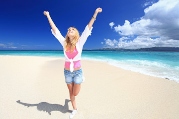 コマカ島の海辺で遊ぶ笑顔の女性