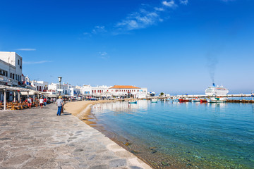 Fototapeta na wymiar The seaside walkway at the port of Hora on the Greek Island of M