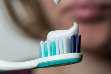 Fototapeta na wymiar Zahnpasta auf Zahnbürste auftragen
