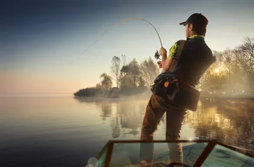 Poster Im Rahmen Junger Mann fischt bei nebligen Sonnenaufgang © vitaliy_melnik