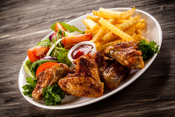 Grilled chicken nuggets, chips and vegetables