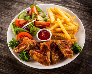 Grilled chicken nuggets, chips and vegetables