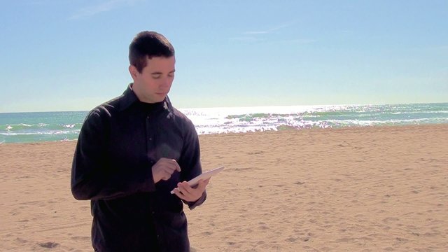 Tableta okey hombre playa