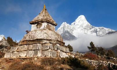 Photo sur Plexiglas Ama Dablam Stupa near Pangboche village with mount Ama Dablam