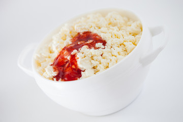 Cottage cheese with sweet jam