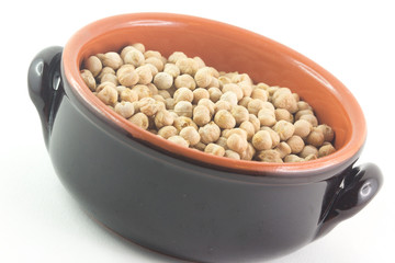 Ceci secchi in una ciotola di terracotta