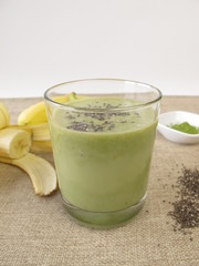 Matcha Shake mit Banane und Chia Samen