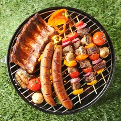Fotobehang Grill / Barbecue Lekker assortiment vlees op een zomerse barbecue