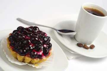 Cake with black currants and coffee