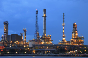 Fototapeta na wymiar oil refinery plant in heavy industry estate against beautiful du