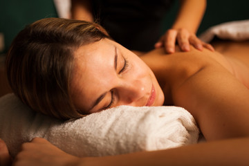 Obraz na płótnie Canvas Woman getting a massage