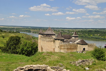 Замок на берегу реки