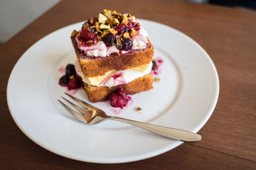 Sponge cake topping with berry and nut
