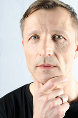 Porträt denkender Mann