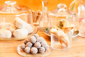 Fototapeta na wymiar italian cookies - Italienische Kekse und Mandeln