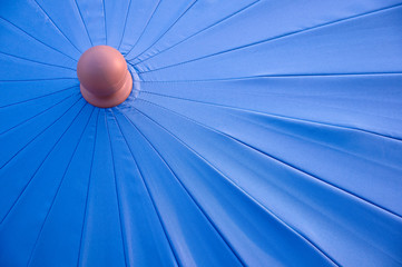Fragment rozłożonego niebieskiego parasola ogrodowego - obrazy, fototapety, plakaty