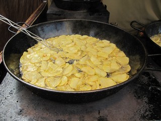 Patatas fritas hirviendo.