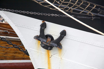 Bug eines Segelschiffs im Hafen von Kiel, Deutschland