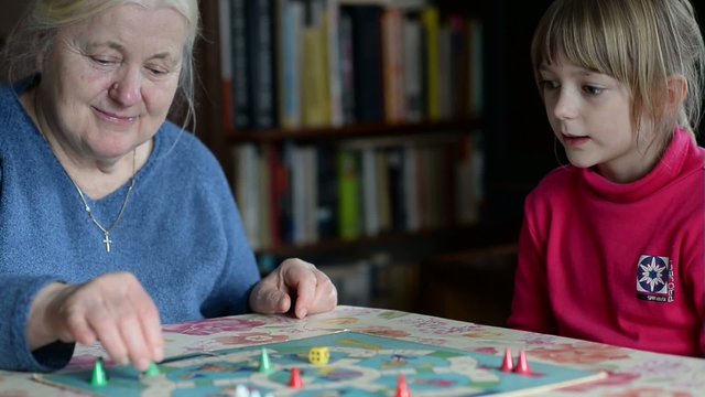 Oma und Enkelin mit Brettspiel