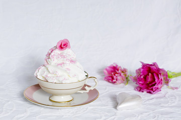 Frozen Yoghurt mit Rose