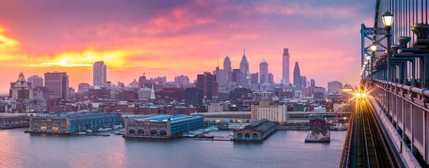 Fototapeten Philadelphia-Panorama unter einem dunstigen lila Sonnenuntergang © mandritoiu