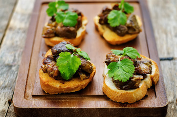 bruschetta with roasted mushrooms