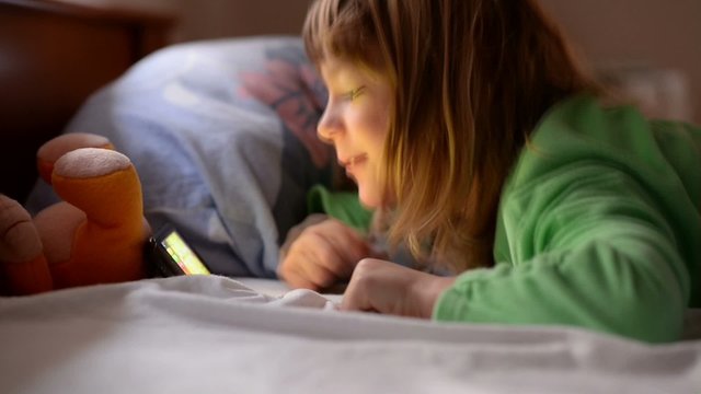 Kind mit Smartphone