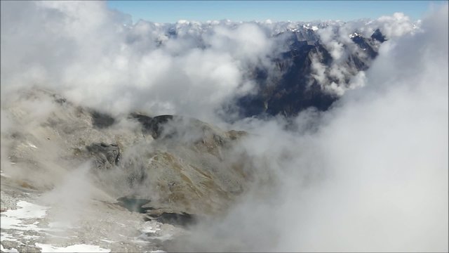 die wundersch&ouml;nen gipfel der Alpen und wei&szlig;e wolken
