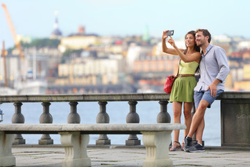 Touristes romantiques de couples d& 39 Europe à Stockholm