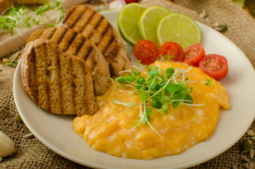 Scrambled eggs, creamy and fluffy
