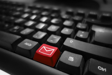 Mail und Kontakt Symbol auf Tastatur - rote Taste