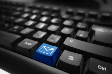 Mail und Kontakt Symbol auf Tastatur - blaue Taste