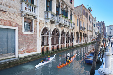 Naklejka premium traveler kayaking in canal in Venice, Italy