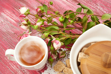 tea with sugar cubes on wooden