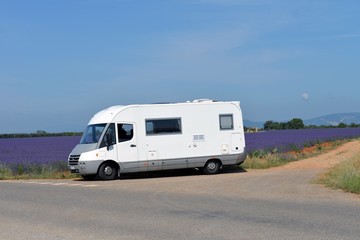 Reisemobil im Lavendelfeld in Valesole Provence