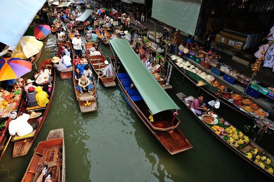 BANGKOK,THAILAND - JANUARY 30 : Damonen saduak floating market