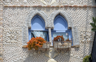 Blaue Fenster mit Blumen in der Muschelfassade Peniscola