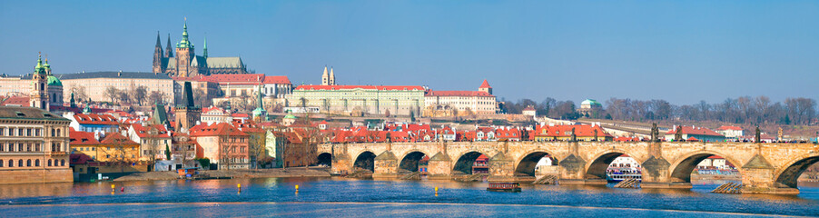 Naklejka na ściany i meble Prague, pont Charles, château et cathédrale vus du quai Smetana