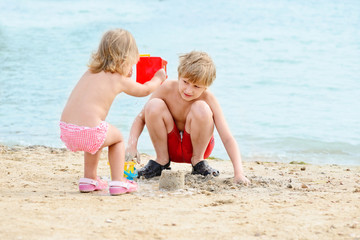 Naklejka premium brother and sister on the beach