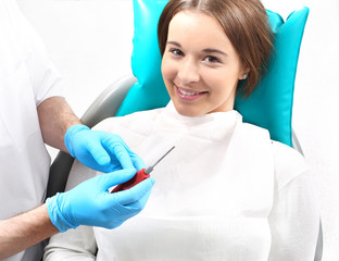 Wyrywanie zęba, kobieta u dentysty